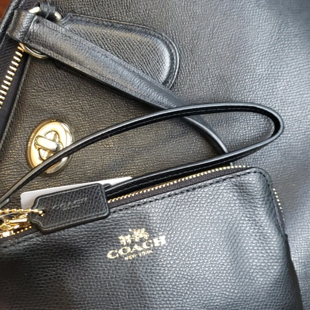 NWT Coach Leather Zipper Wristlet Wallet Clutch